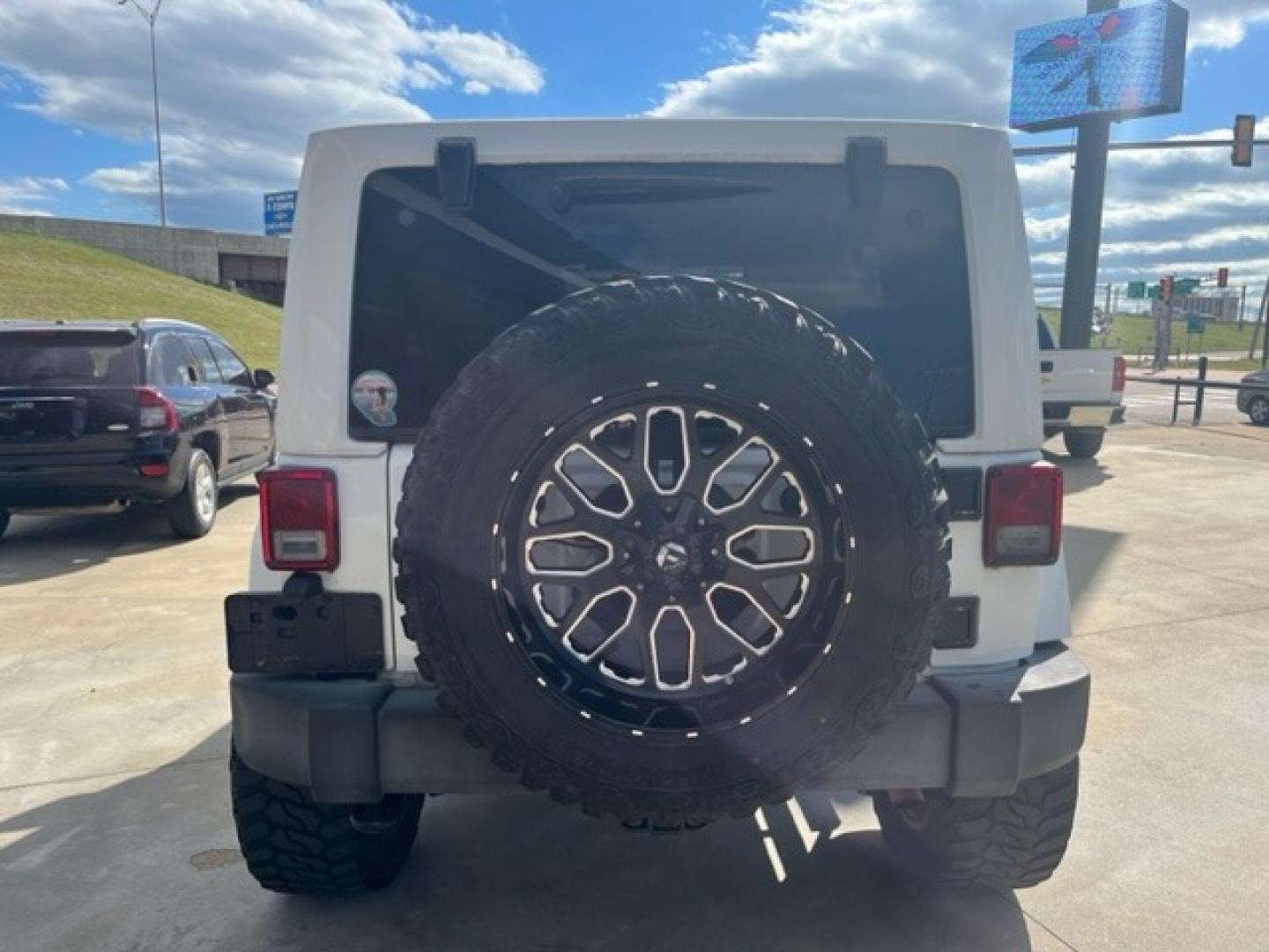 2017 WHITE JEEP WRANGLER UNLIMITED S Unlimited Sahara 4WD (1C4BJWEGXHL) with an 3.6L V6 DOHC 24V FFV engine, located at 8101 E. Skelly Dr., Tulsa, OK, 74129, (918) 592-3593, 36.121891, -95.888802 - Photo#8